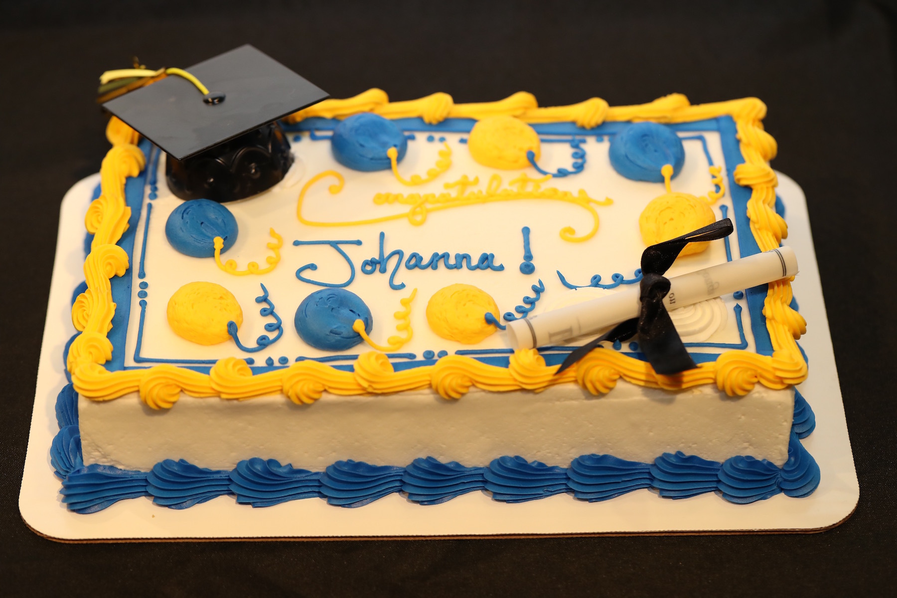 Letter graduation cake, pastel con escritura a mano de graduación